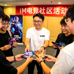 IM电竞社区运营主管 - 一位社区运营人员在活动现场与玩家热情互动的场景